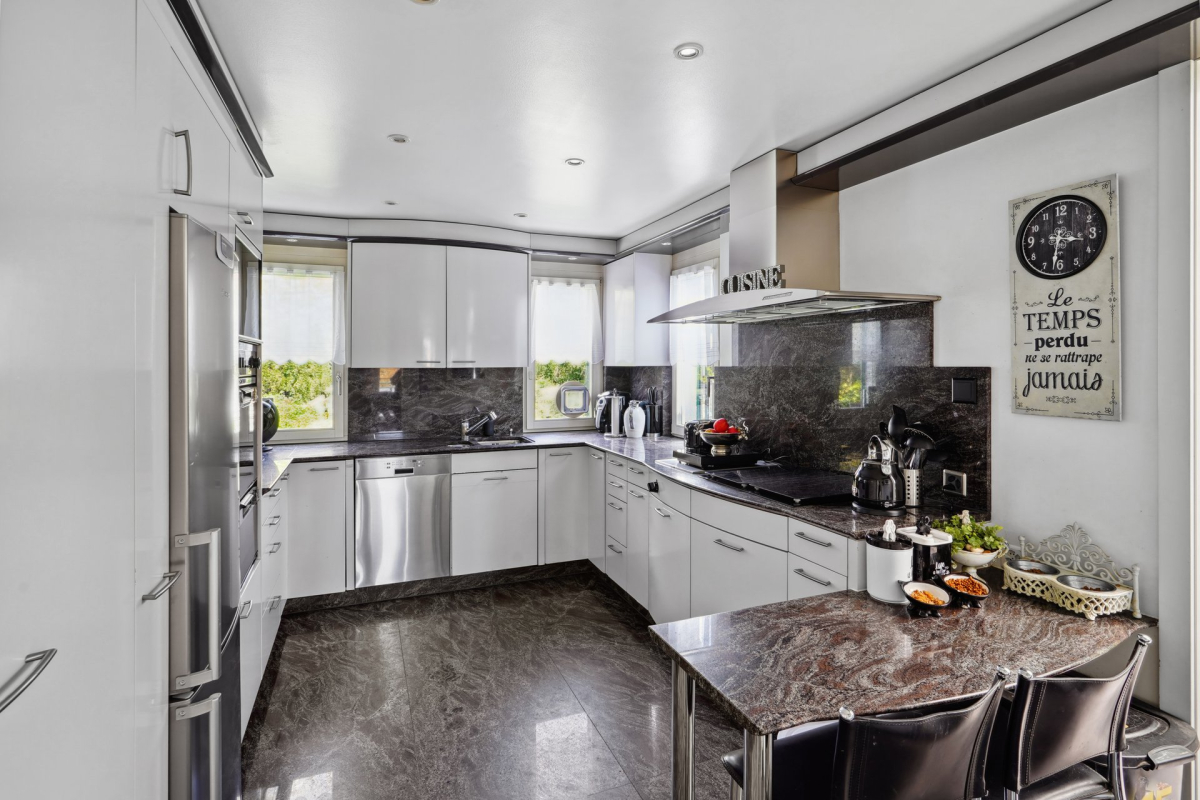 Moderne, helle Küche mit Granitsteinabdeckung